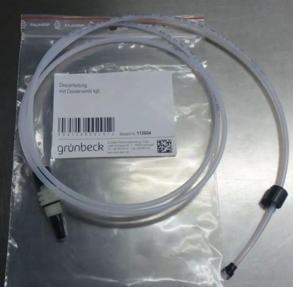 Transparente Schlauchleitung mit Dosierventil, verpackt in einer durchsichtigen Plastiktüte. Marke: Grünbeck.